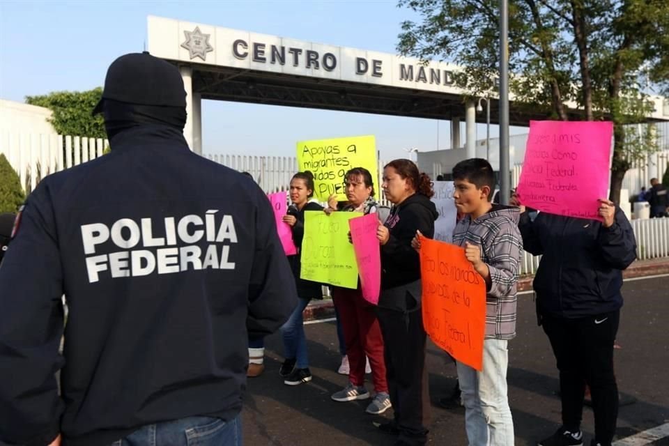 Afuera del Centro de Mando se manifiestan familiares de policías federales.