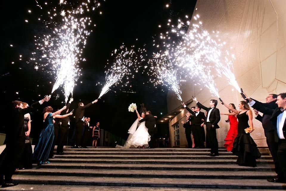 Los novios felices al celebrar su matrimonio.