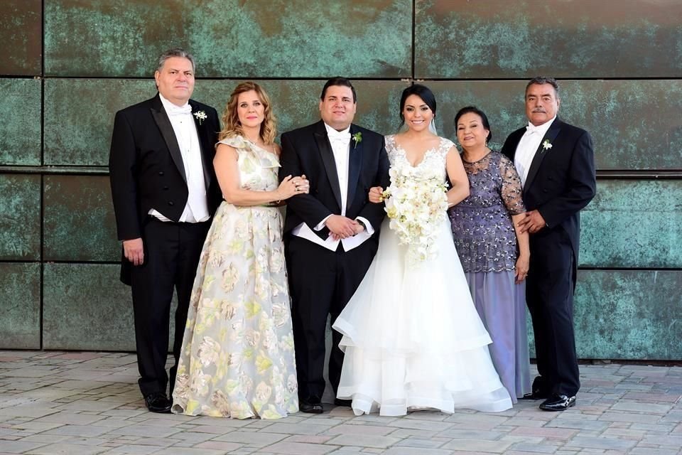 Jorge Rodolfo Castuera Zavala, María Julia Zubieta y Landa de Castuera, los novios, Lucila Ruiz de Torres y Crispín Torres  Vargas
