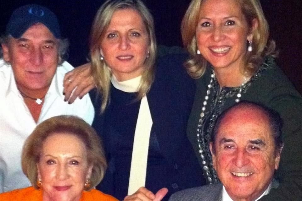 Con sus hijos Hernán, Gabriela y Elisa Sada Garza; y su esposa Elisa Sada de Garza