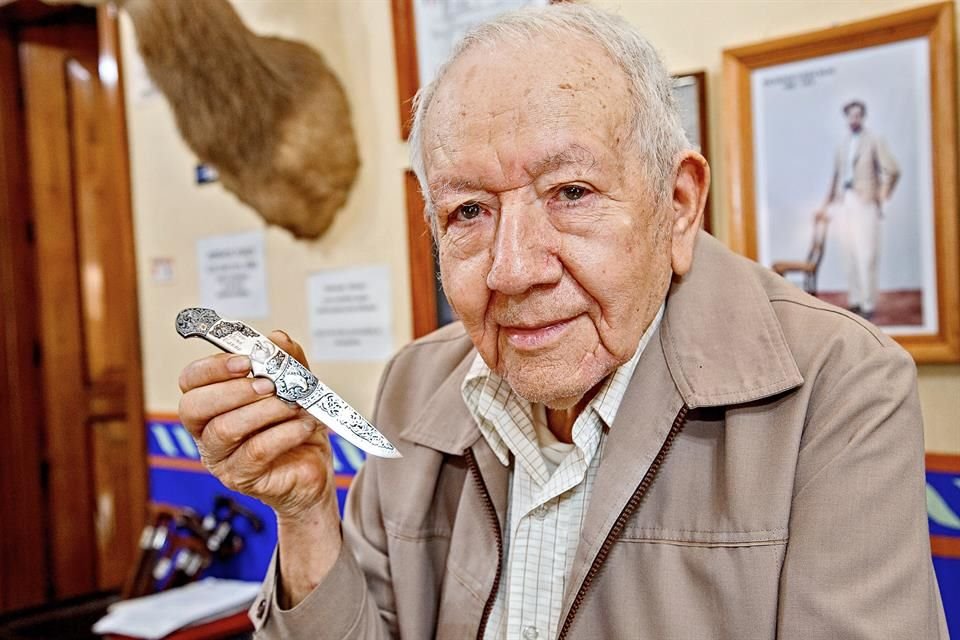 El taller de cuchillos Ojeda está a cargo de un originario que presume sus creaciones enmarcados con magos de huesos, oro, lapislázuli y más.