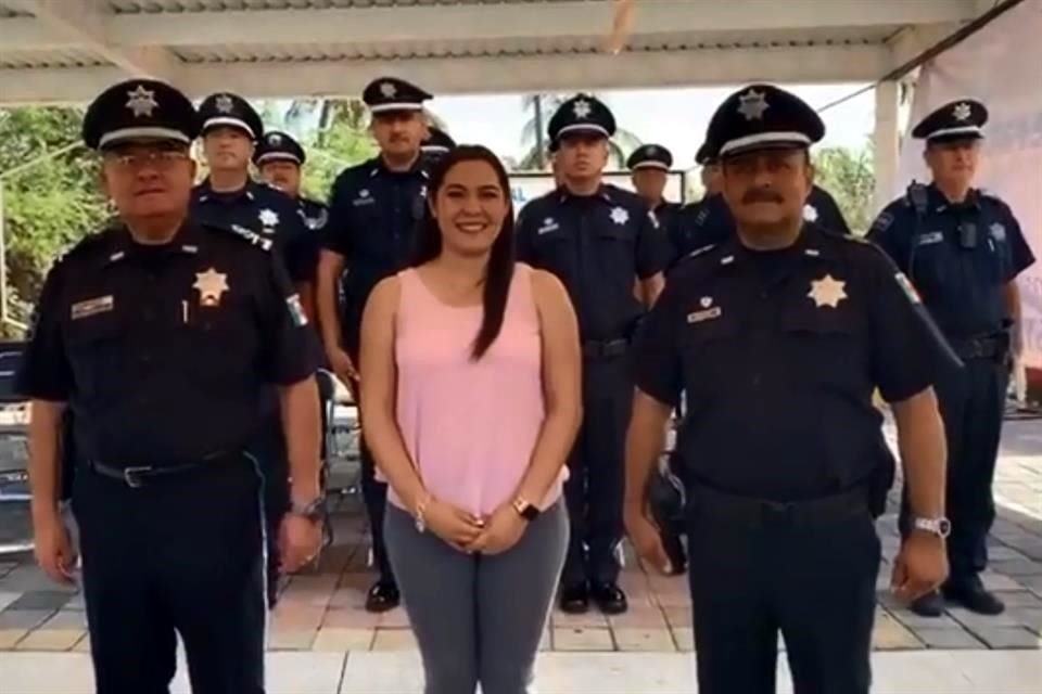 La delegada en Colima, Indira Vizcaíno, publicó un video en el que aparece acompañada por el comisario estatal de la PF, Juan Manuel Martínez Luévano, y otros agentes.