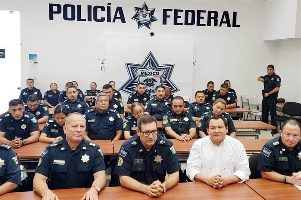 Joaquín Díaz Mena, de Yucatán, compartió un video en el que está rodeado por al menos una veintena de policías federales, entre ellos el comisario estatal Roberto Rodríguez Rivero.