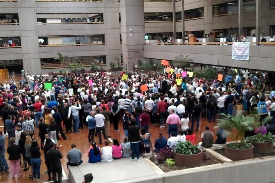 Miembros de la Sección 11 del SNTE reclaman en instalaciones de SEP en Av Universidad por descuentos y prestaciones.