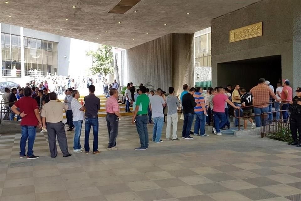 Desde temprana hora, los operadores de ese servicio de taxi privado están haciendo filas de más de una cuadra en el exterior del Congreso.