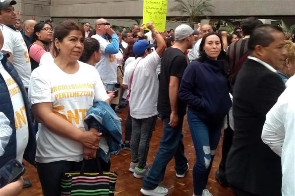 Desde las 9:30 horas, los sindicalizados de la Sección 11 arribaron a la Explanada de la Dirección General de Acreditación, Incorporación y Revalidación.