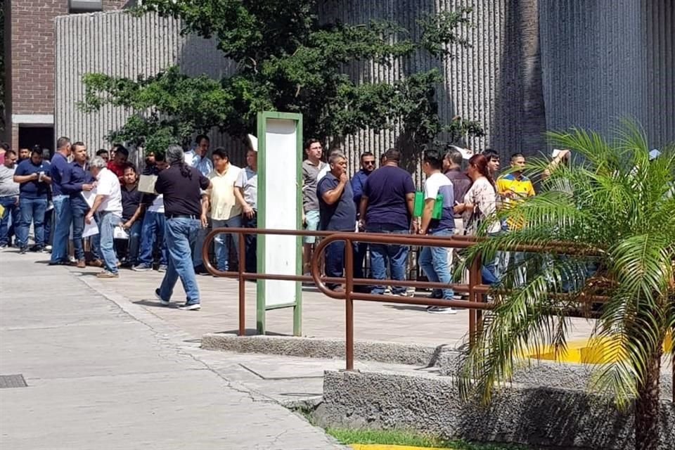 Desde temprana hora, los operadores de ese servicio de taxi privado están haciendo filas de más de una cuadra en el exterior del Congreso.