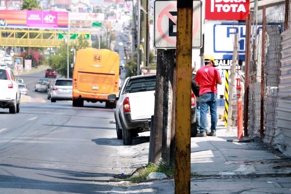 Leones, en su lateral del segundo sector, es uno de los lugares donde prevalece el problema de autos mal estacionados.