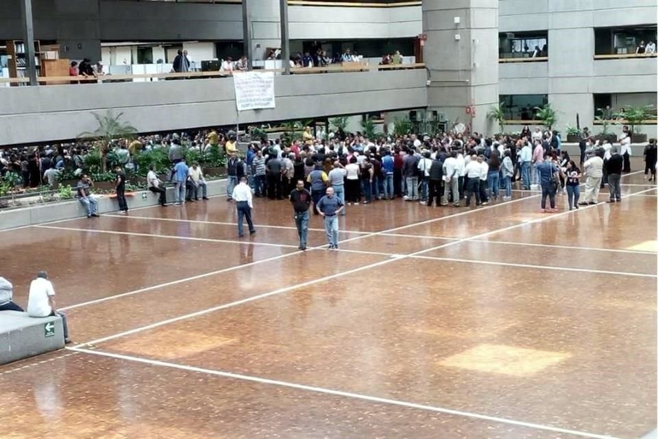 Miembros de la Sección 11 del SNTE protestaron por descuentos y prestaciones en instalaciones de la SEP en Avenida Universidad.