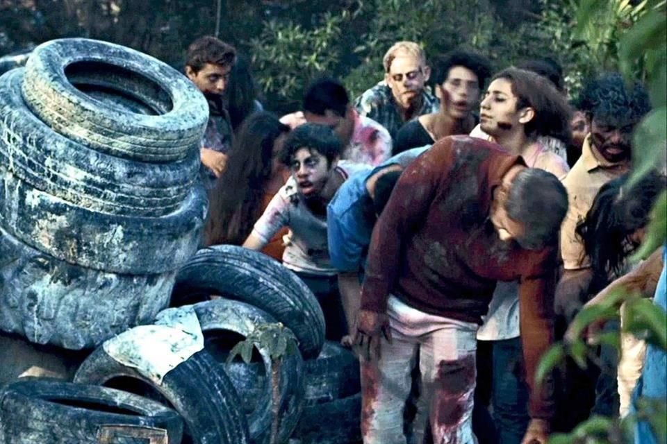 El mexicano Héctor M. Aguilar no sólo se encargó de dirigir el filme, sino de producirlo y fotografiarlo.