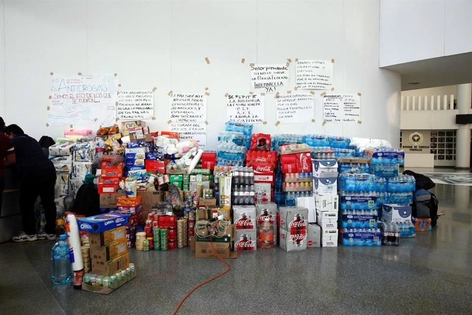 Agua y comida fue recolectada en el Centro de Mando de Iztapalapa para apoyar a los federales con su protesta.