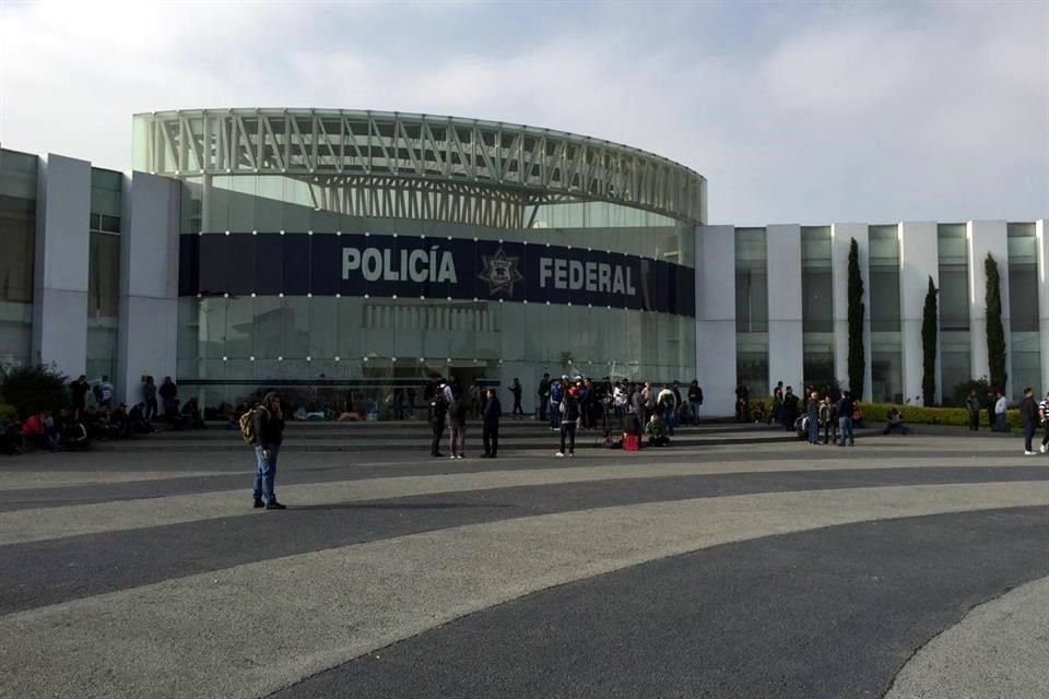 Federales se reúnen en la explanada de este cuartel en espera de conocer los sueldos que recibirían en la Guardia Nacional.