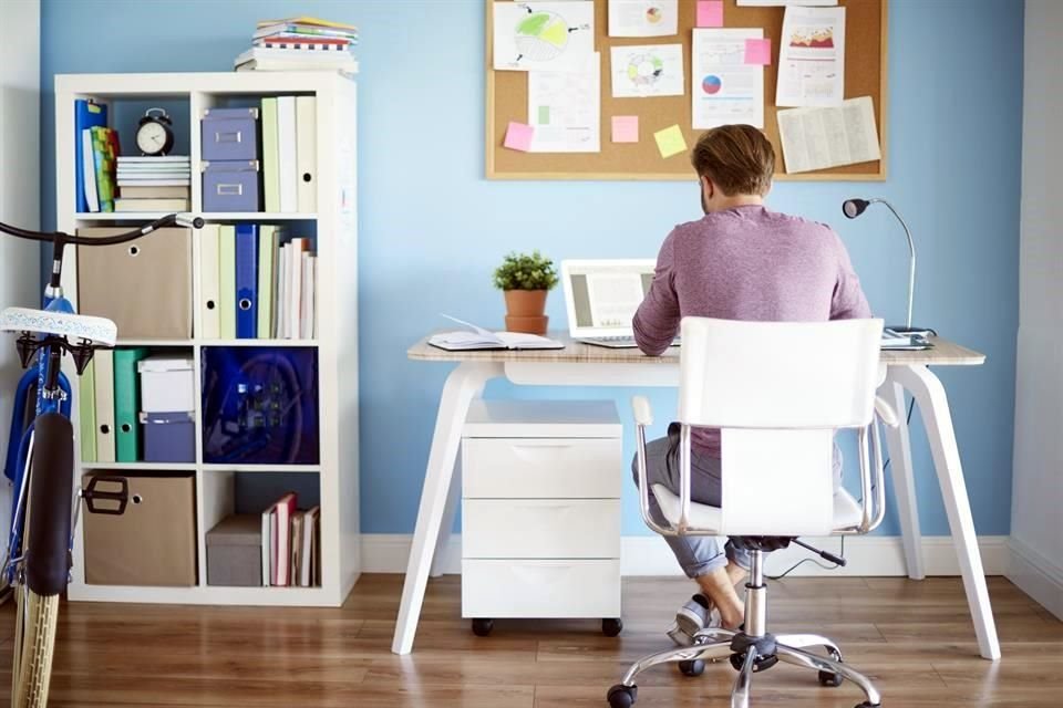 La tecnología permitirá a algunos empleados a laborar desde casa sin afectar la productividad de una empresa frente a la pandemia de coronavirus, coinciden expertos.