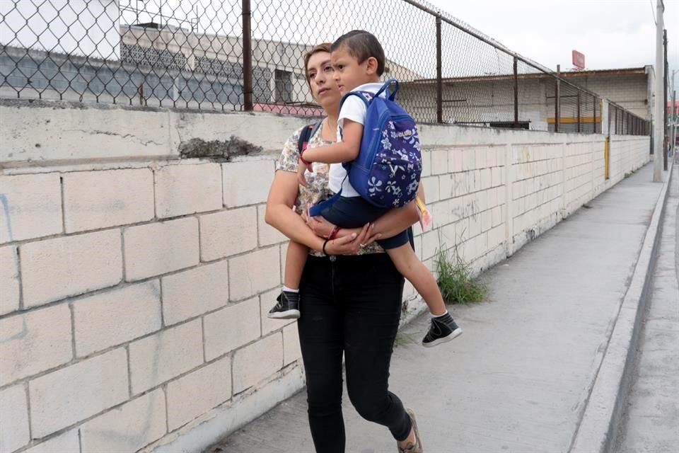 Daysi Hernández tiene un adeudo de seis mensualidades en la estancia a la que asiste su hijo Ariel, en Monterrey.