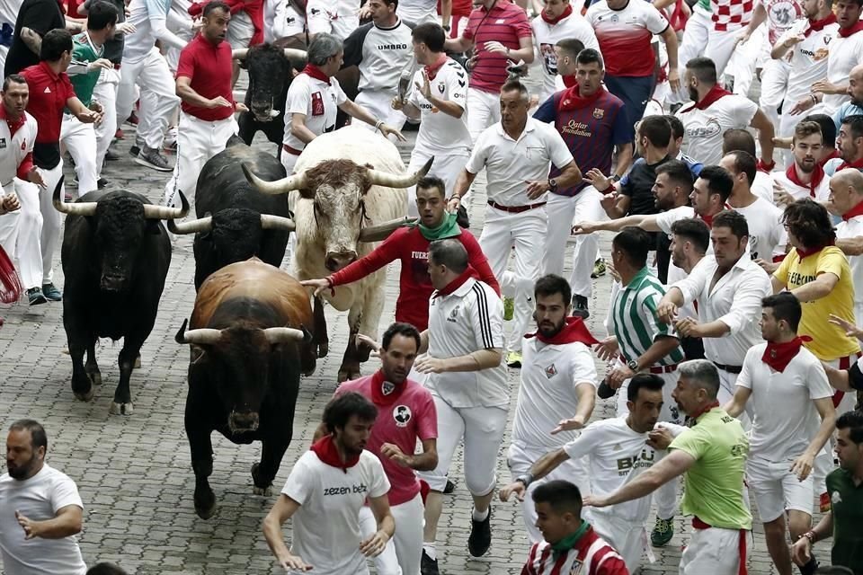 El torero sevillano Manuel Escribano corrió el encierro de Pamplona momentos antes de que se vistiera de luces para entrar a la plaza.