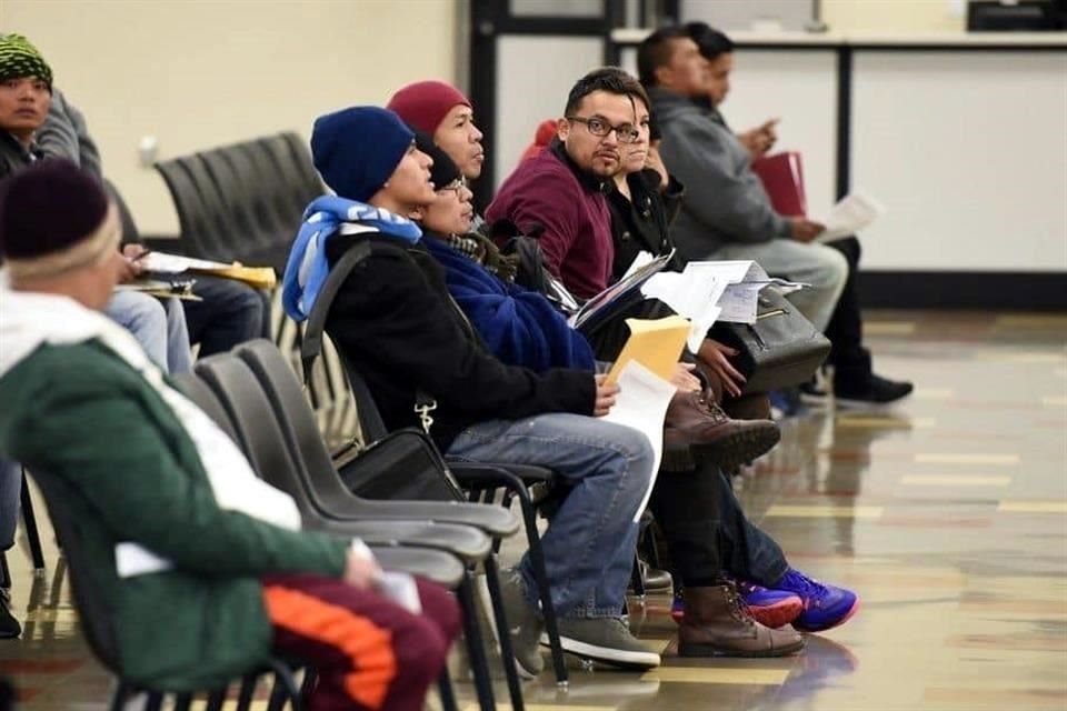 Personas esperan para obtener sus licencias de conducir en California.
