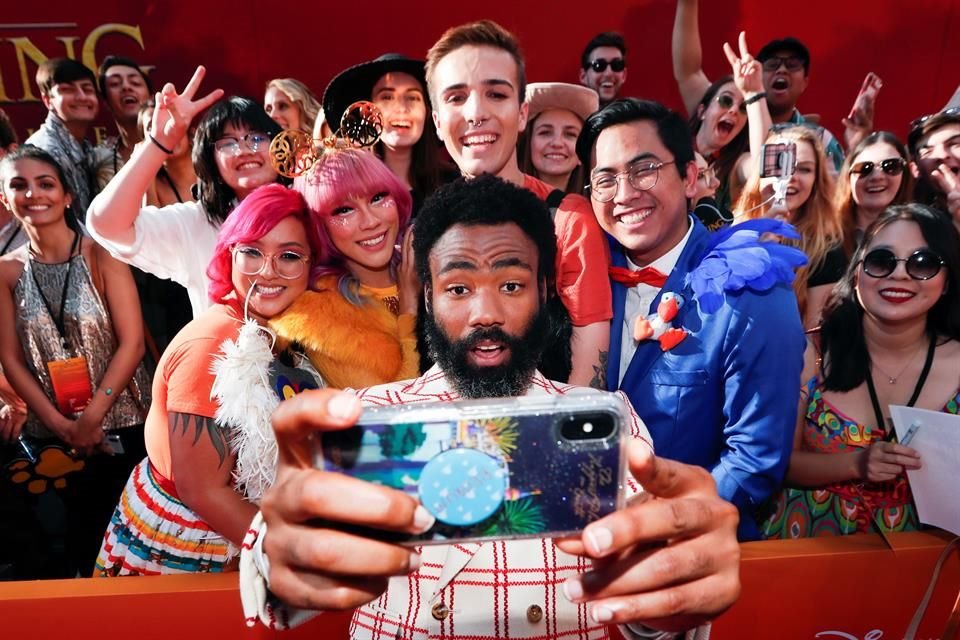 Donald Glover (Simba) no dudó en tomarse selfies con los fans durante el estreno mundial de la versión de acción real de 'El Rey León' en el Dolby Theater, lugar donde se celebra la entrega del Óscar.