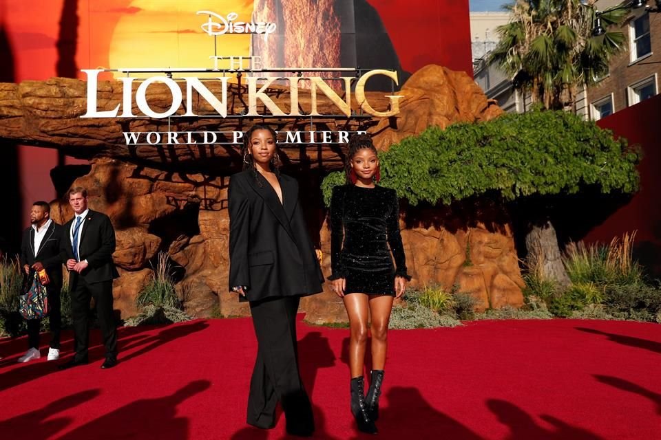 Chloe y Halle Bailey, recientemente elegida para interpretar a Ariel en la versión live action de 'La Sirenita', desfilaron por la alfombra del evento.