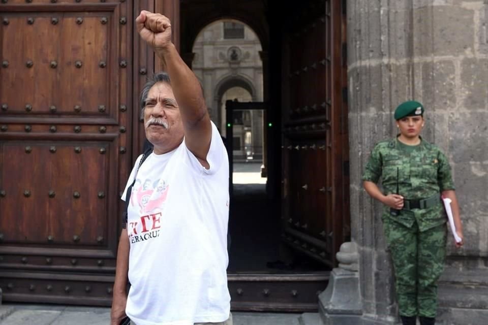 Los maestros arribaron a las 11:30 horas a Palacio Nacional.