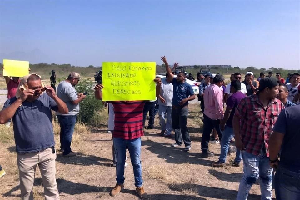 Choferes protestaron por la persecución y detención de un taxista pirata.