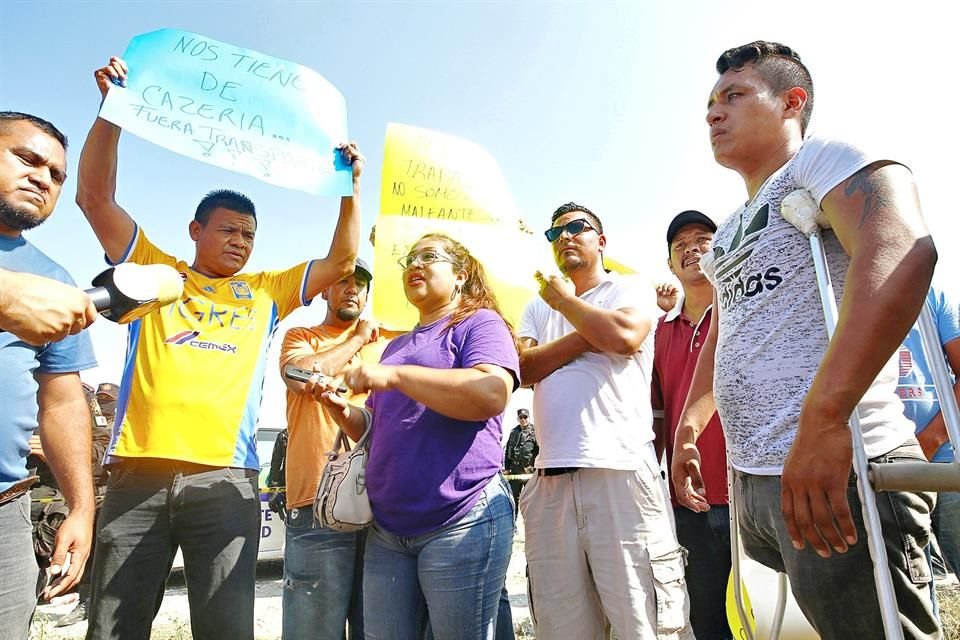 Luego de la detención del taxista 'pirata', su esposa y compañeros exigieron que los dejen trabajar.