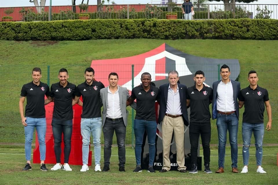 Hugo Nervo, Javier Correa, Camilo Vargas, Leandro Cufré ,Mauricio Cuero, Pedro Portilla,Jesús Ángulo, Israel Villaseñor y Manuel Balda, en la presentación de refuerzos.