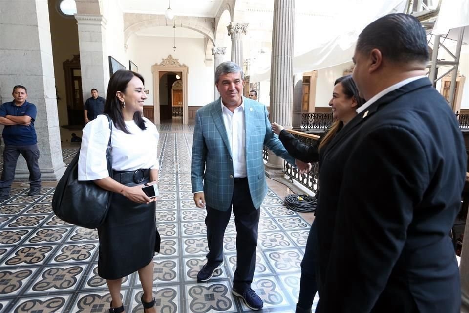 En una reunión privada el Gobernador Jaime Rodríguez les planteó su propuesta para la Ley de Movilidad a Diputados locales.