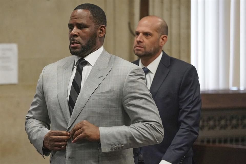 Un gran jurado en Nueva York le imputó cinco cargos a R. Kelly, quien fue detenido en Chicago el jueves.