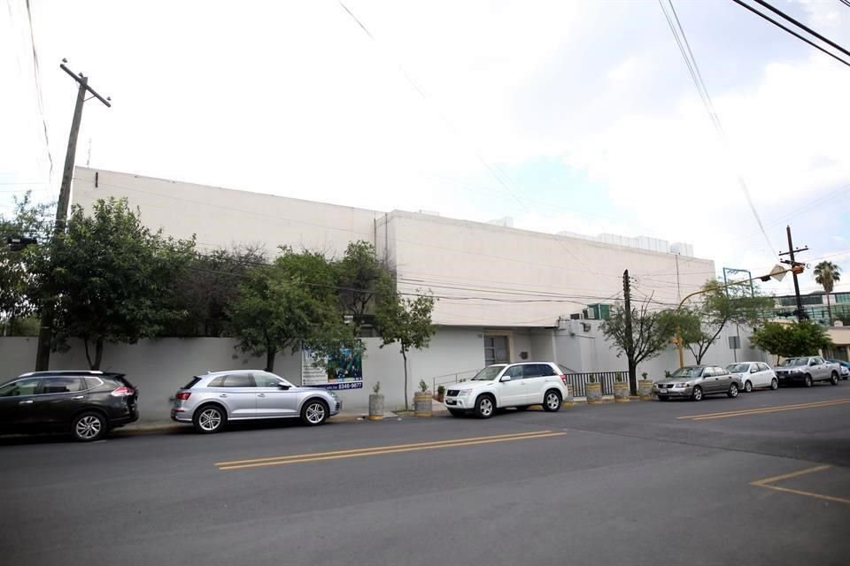 En la década de los 50 se construye el edificio que alberga la escuela israelita y la sinagoga.