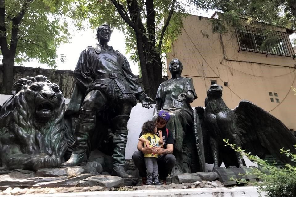 La figura, con un león junto a Cortés y un águila, símbolo asociado a los mexicas, a la izquierda de Malintzin, se inauguró en 1982