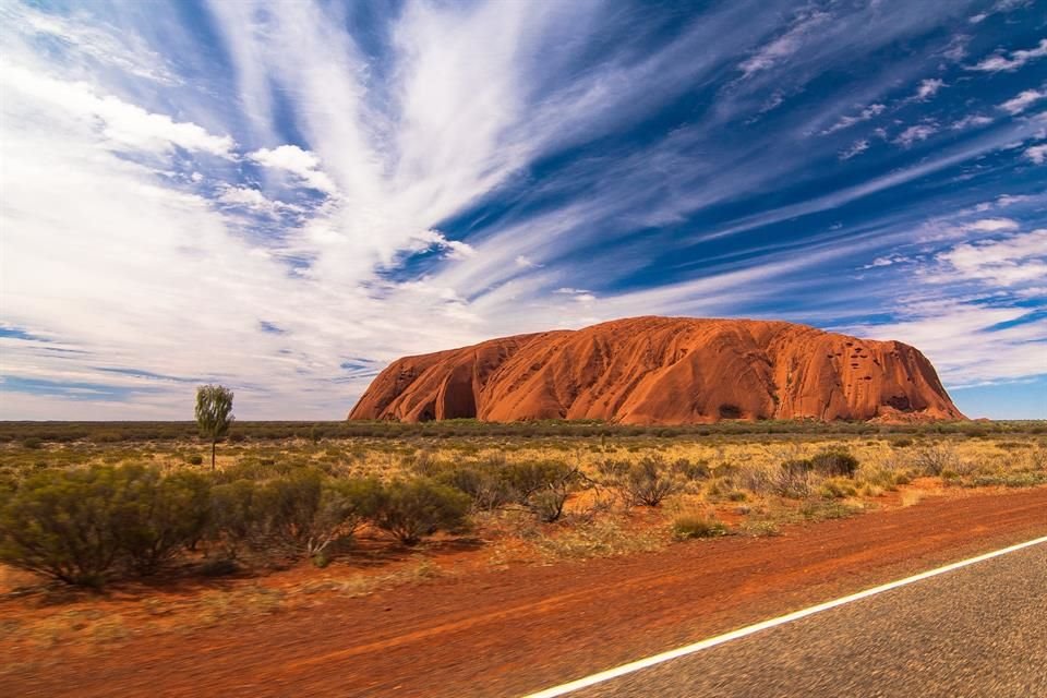 Al Uluru, monolito rojizo considerado sagrado en Australia, llegan miles de turistas con la intención de escalarlo y dejan basura.