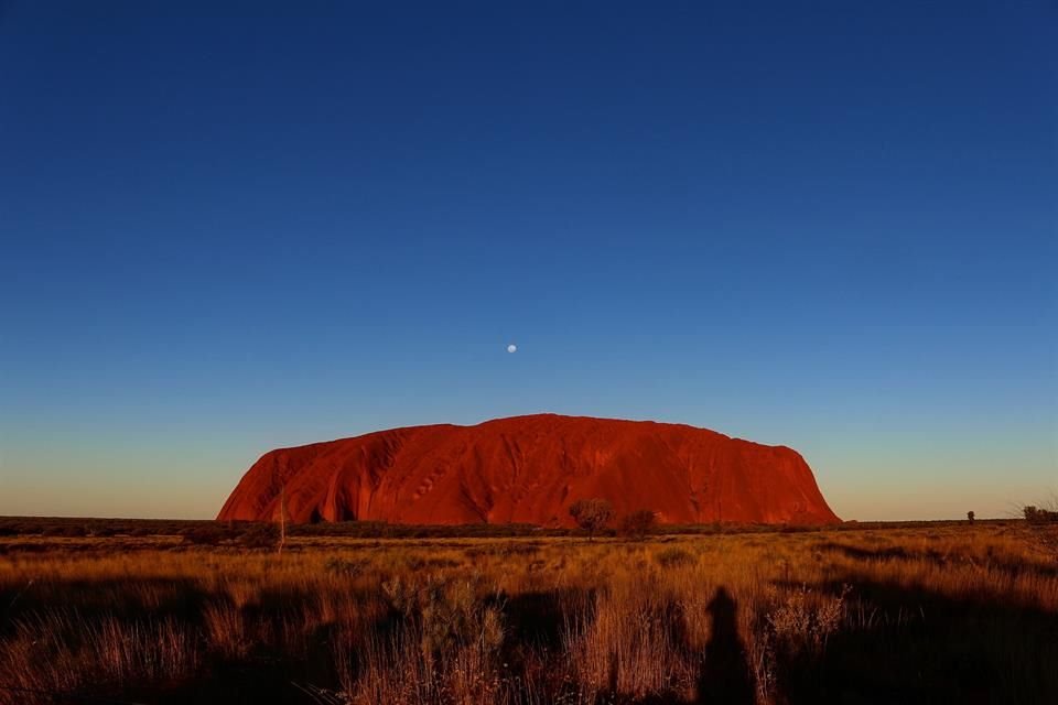 Al Uluru, monolito rojizo considerado sagrado en Australia, llegan miles de turistas con la intención de escalarlo y dejan basura.