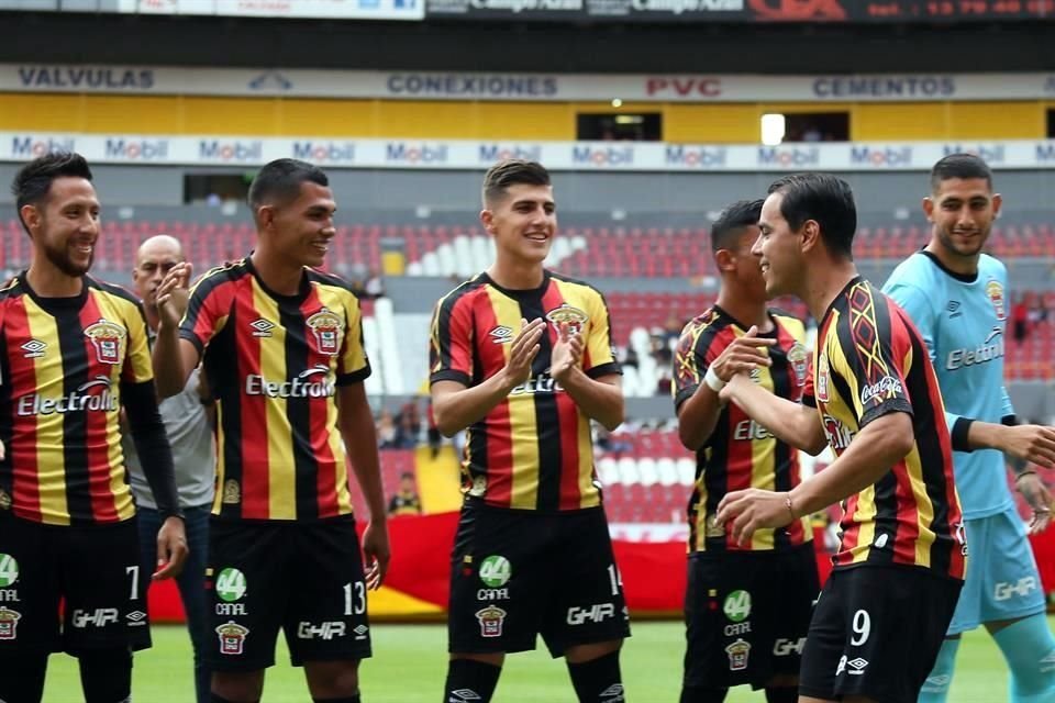 Omar Bravo y el resto del plantel portó el nuevo uniforme.