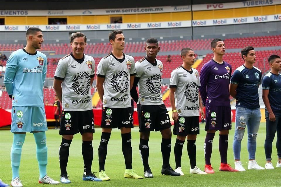 Este es el uniforme de visitante del cuadro universitario.