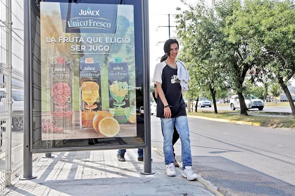 En Lázaro Cárdenas y Montecarlo, los peatones avanzan incómodos, tratando de no bajar a la calle, porque un mupi obstruye la mayor parte de la banqueta.