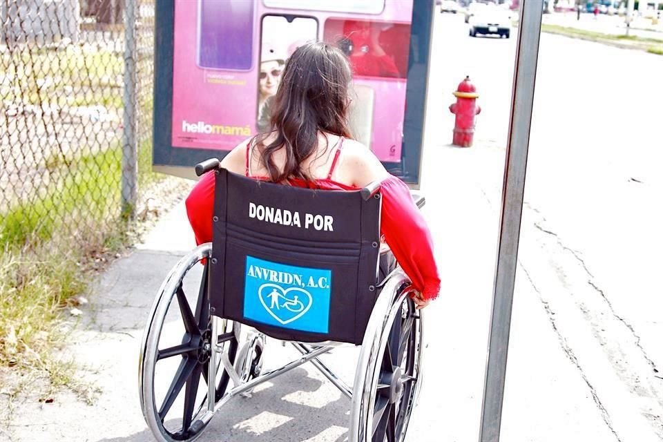 Las personas en sillas de ruedas se ven frenadas por un mupi en Compostela y Avenida Las Torres.