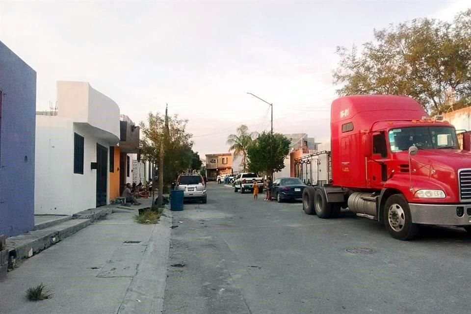 Policías de Juárez custodian la zona donde se registró uno de los dos ataques a balazos.