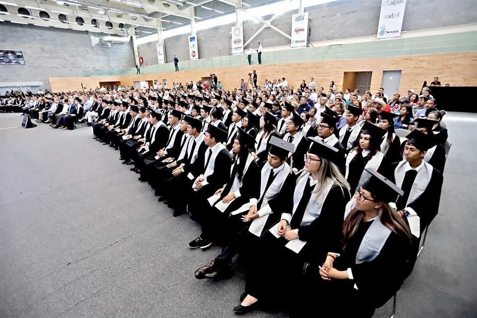 Un total de 124 jóvenes se graduaron de la Escuela Técnica Roberto Rocca de la Fundación Ternium.