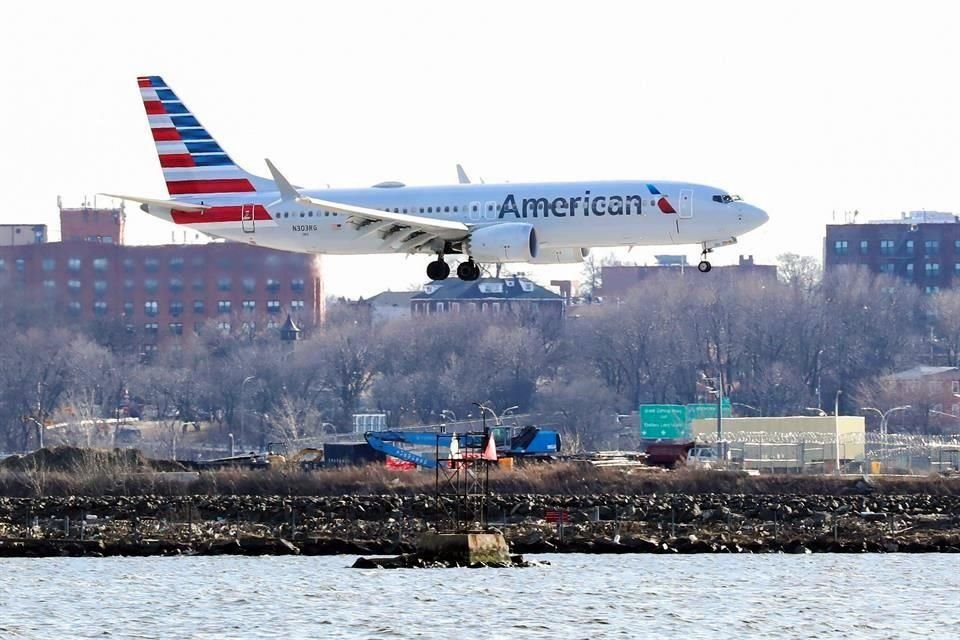 American Airlines continuará sin utilizar sus aviones Boeing 737 Max hasta el 2 de noviembre, dos meses más de lo que tenía planeado.