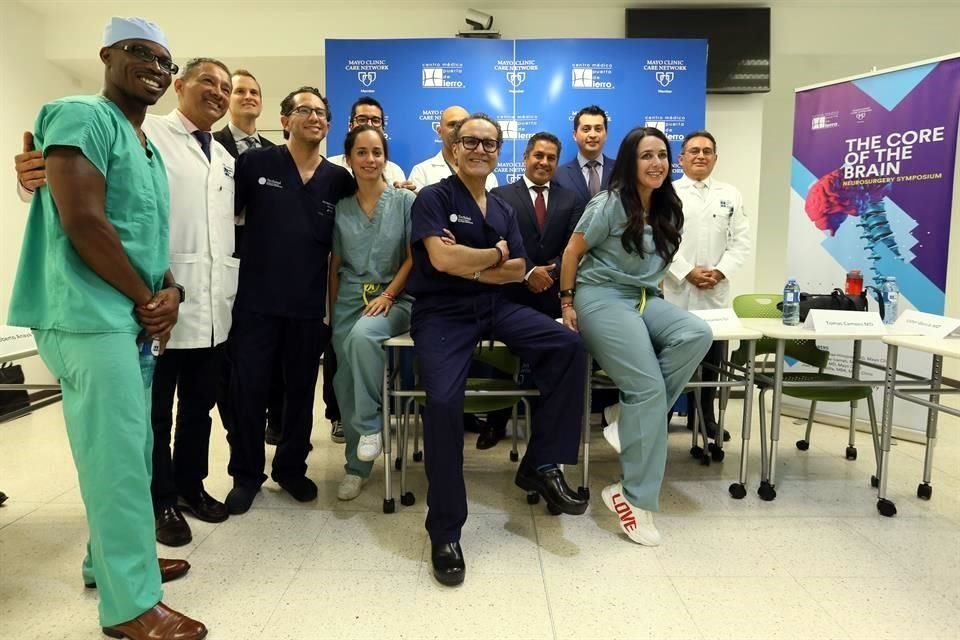 El Doctor Alfredo Quiñones, conocido como 'Doctor Q', lideró las cirugías gratuitas a dos jalisciences con padecimientos de epilepsia.