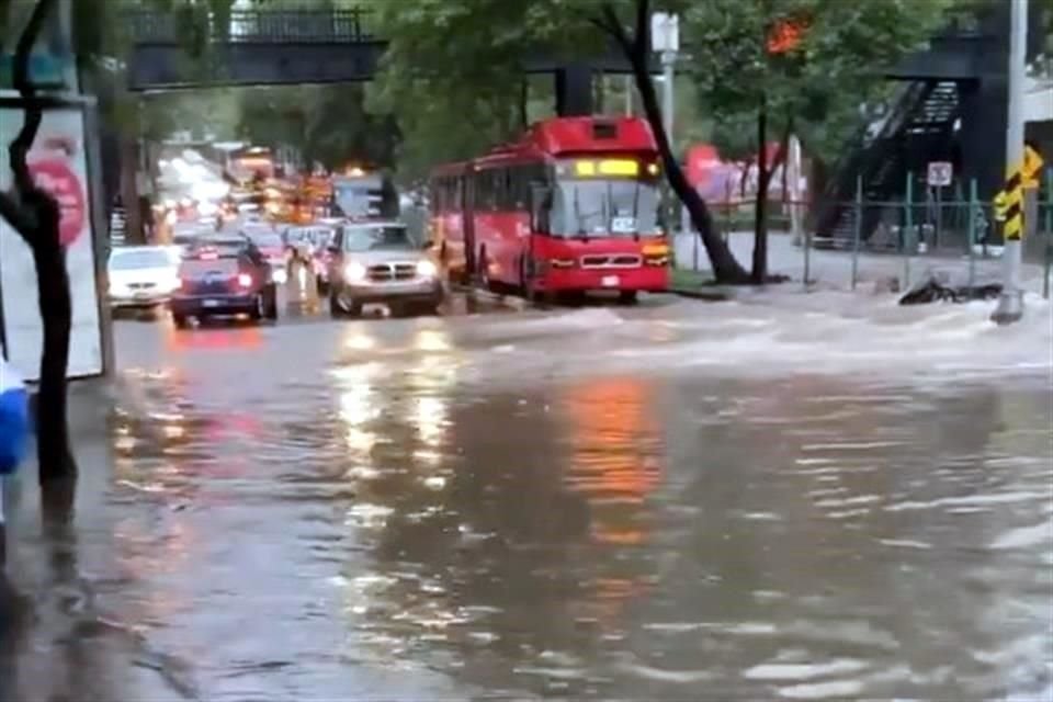 Inundación en Avenida Insurgentes, a la altura de Fuentes Brotantes.