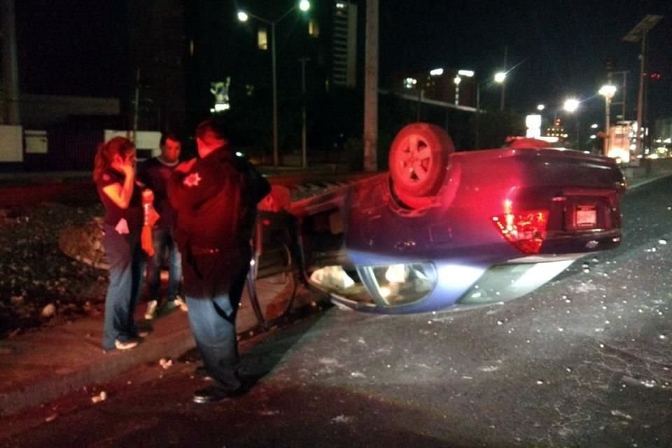 Diana Gabriela Díaz Rentería, de unos 25 años, sufrió lesiones leves a consecuencia del aparatoso accidente que se registró cerca de las 23:30 horas.