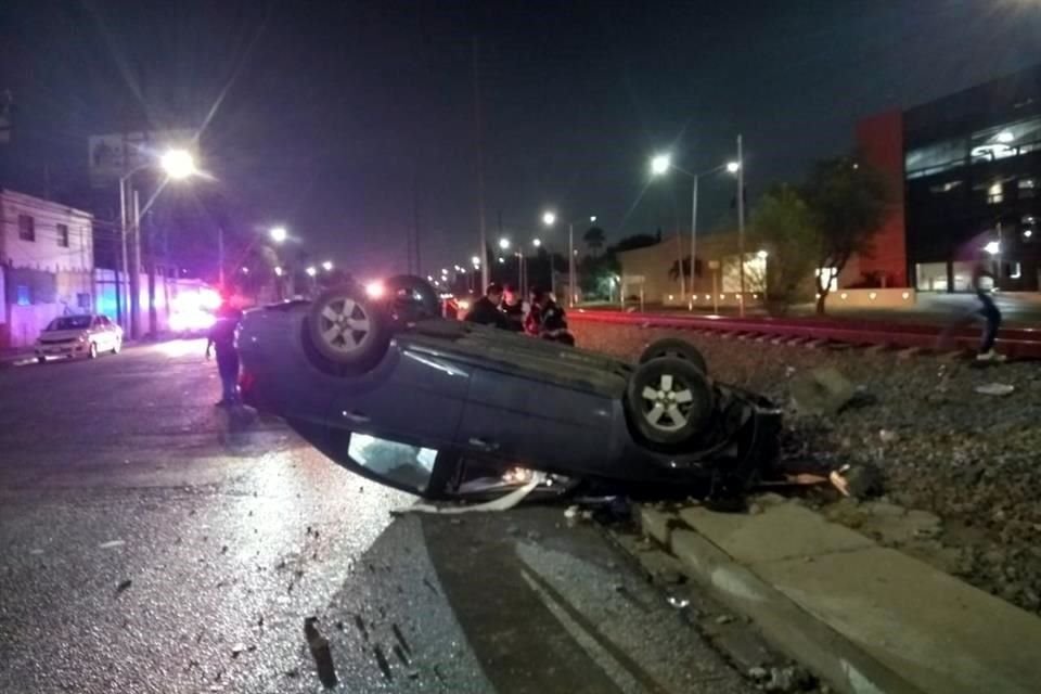 Diana Gabriela Díaz Rentería, de unos 25 años, sufrió lesiones leves a consecuencia del aparatoso accidente que se registró cerca de las 23:30 horas.