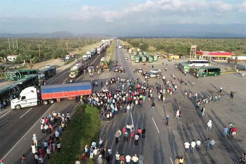 Productores del agro protestan en una carretera de San Luis Potosí.