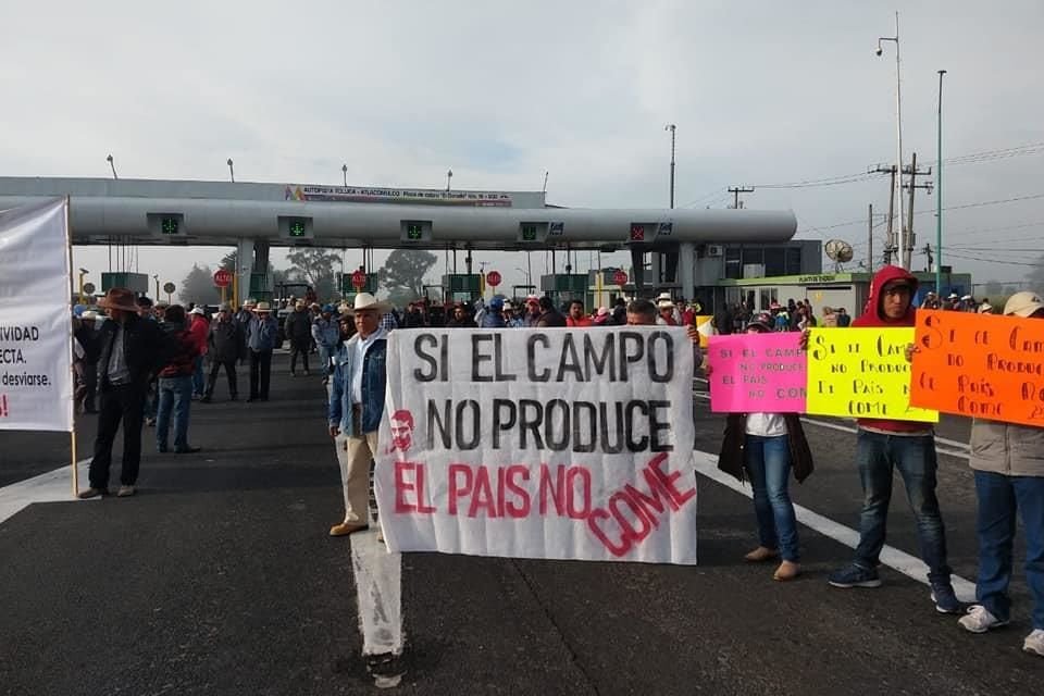 En Toluca, manifestantes bloquean la caseta El Dorado.