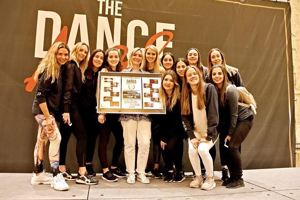 Maries Gómez de Del Valle con su equipo de maestras, posando con el premio 'Top 5'.