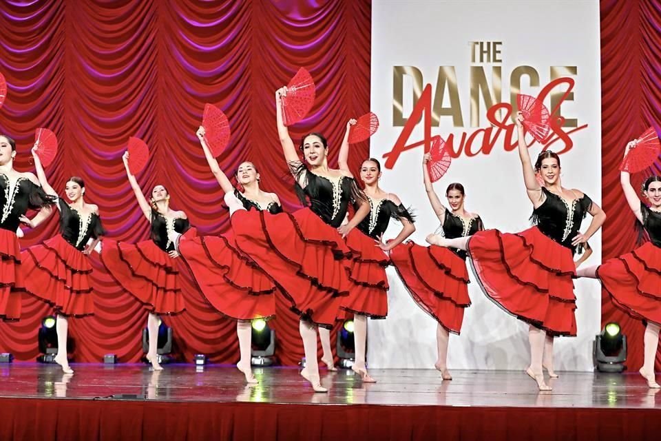 COREOGRAFÍA OLÉ. Daniela Garza Balderas, Liza Miñarro Cavazos, Daniela Loustaunau Farías, Alejandra Llovera Plancarte, Samantha Lozano Salinas, Sofía González Fernández y Diana Coindreau Salinas