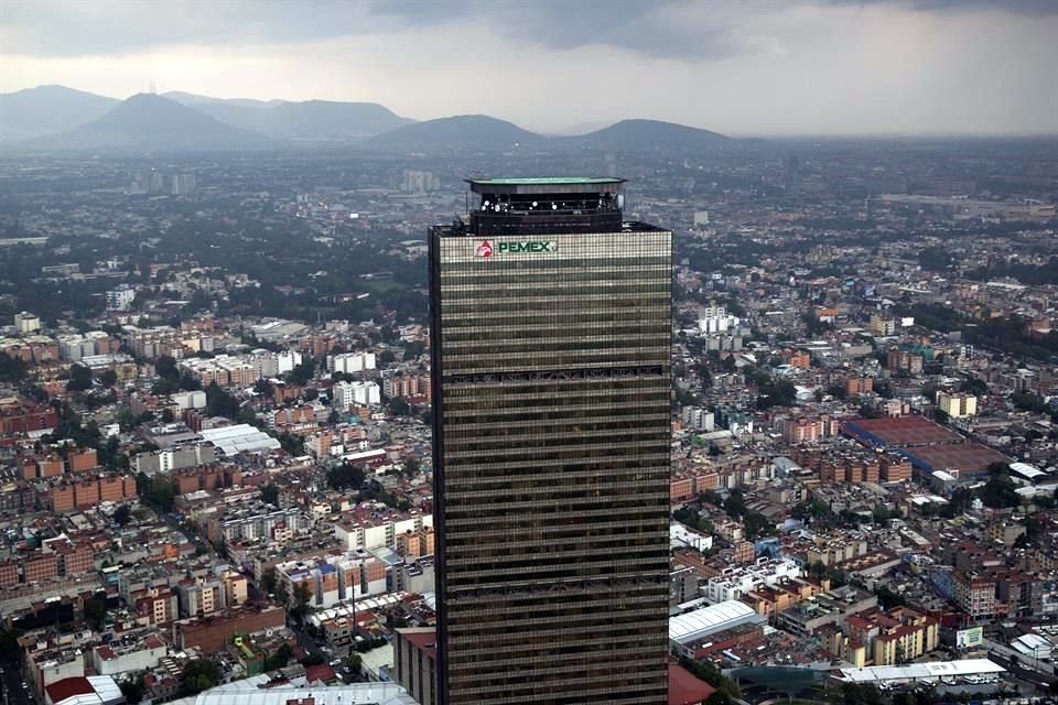 Los ingresos de Pemex cayeron 16.5 por ciento, al pasar de un billón 681 mil millones de pesos en 2018 a un billón 403 mil millones de pesos en 2019. 
