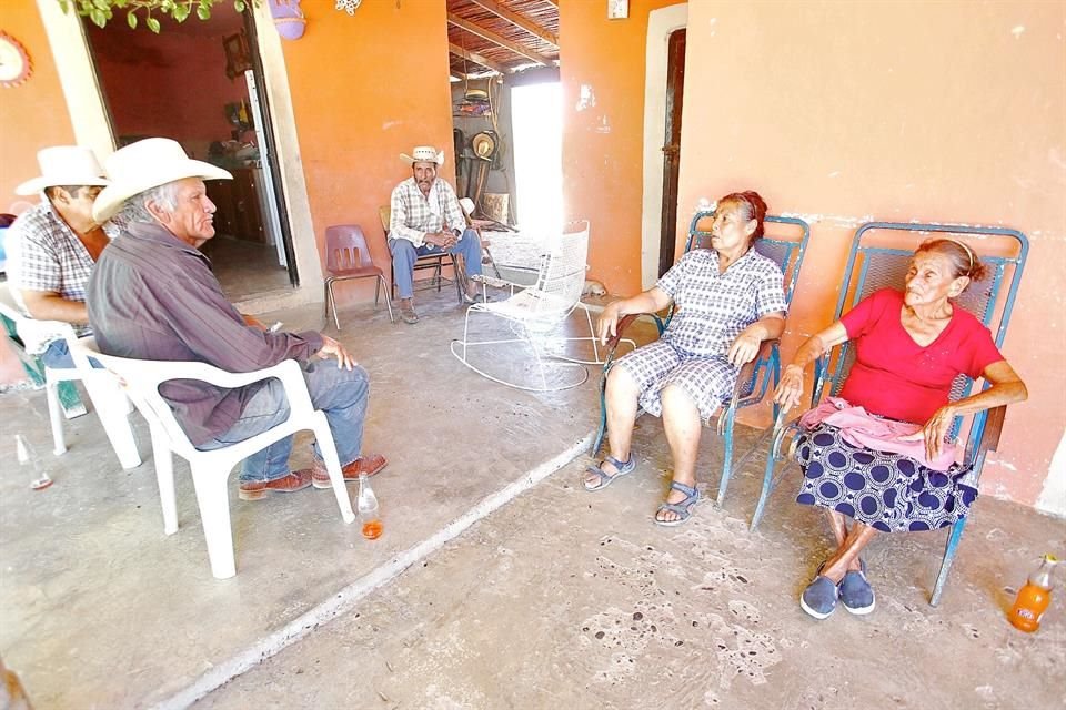 Integrantes del Colectivo de Comisariados Ejidales y Campesinos de Linares expusieron sus exigencias al Estado.