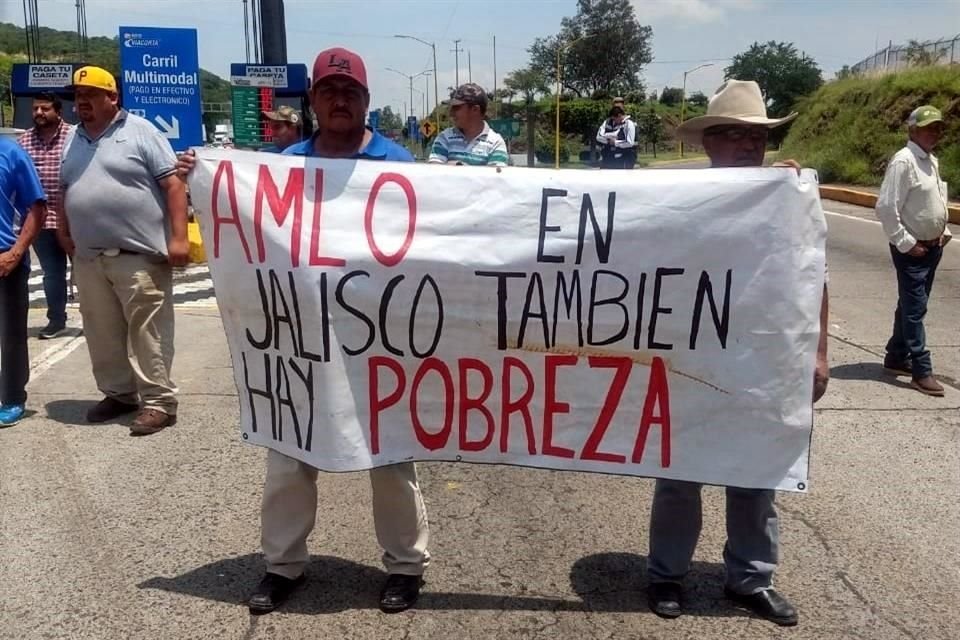 Cerca de 300 productores de maíz de Jalisco se manifestaron en Ocotlán para exigir se liberen recursos de diferentes programas federales del campo.